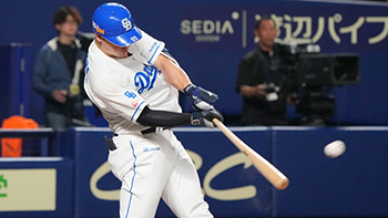 1回裏2死一塁、16号先制2ランを放つ細川選手