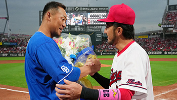 試合後、広島東洋カープの菊池選手から花束を受け取る中田選手