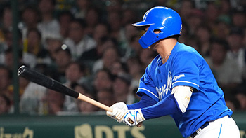 7回、ライトへ先制のタイムリーヒットを放つ石伊選手