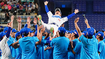 引退セレモニーで胴上げされる岡田投手