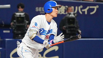 16号ソロホームランを放つ上林選手