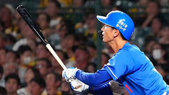 5回、ライトオーバーの3ベースヒットを放つ森駿選手