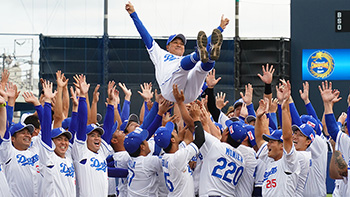 ウエスタン・リーグの優勝を決め胴上げされる落合2軍監督