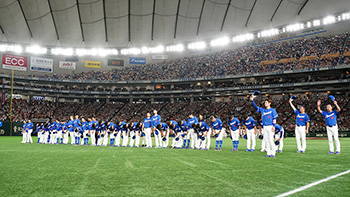 今季最終戦を終えスタンドのファンにあいさつをするナイン