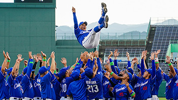 ファーム日本一を決め、胴上げされる落合監督