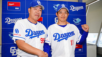 支配下登録となり井上監督と握手を交わす岡田俊哉投手