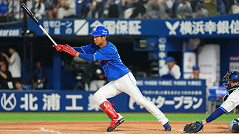 7回表、ライト前にプロ初ヒット、初タイムリーを放つ濱選手