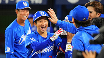 9回、レフトへ決勝のソロホームランを放ち笑顔の田中選手