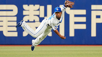 好返球を見せ勝ち越し点を阻止したブライト選手