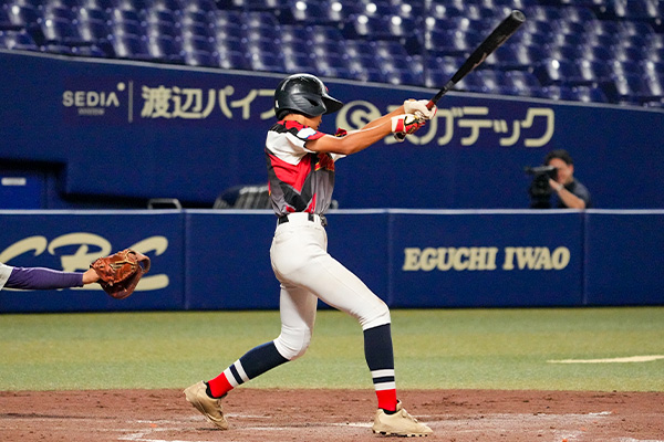 レフト前タイムリーを放つ宇井選手