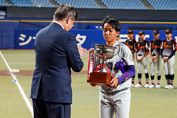 優勝カップを受け取る豊橋東リトルシニアの加藤選手