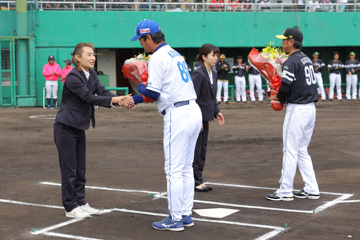 両チーム監督に花束が贈呈されました