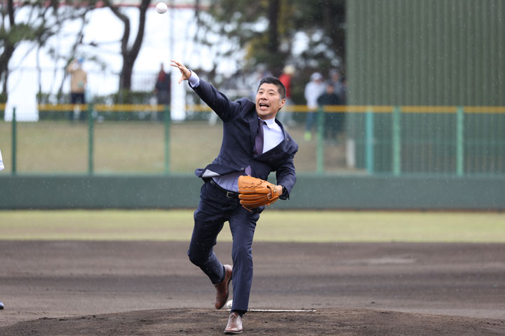 森智広市長による始球式で試合開始です