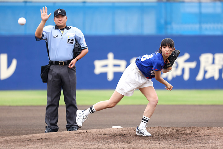 永田レイナさん始球式