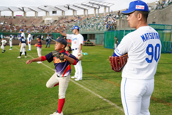 読谷村で小学生向けに野球教室