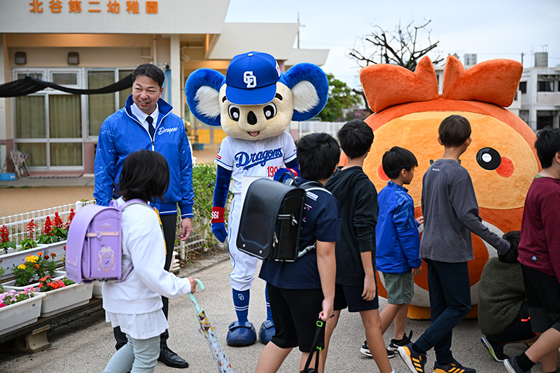 ドアラが小学校であいさつ運動