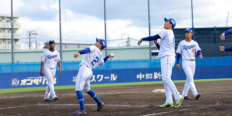 ドラゴンズスタメン選手サインボール投げ入れ!