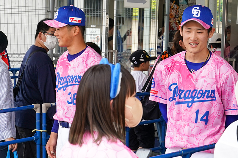 選手がお出迎え