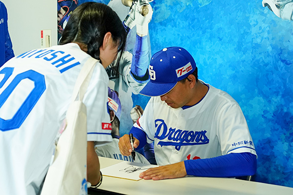 ファンクラブ会員限定!選手サイン会の様子