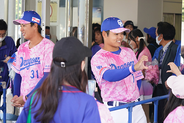 選手お出迎え 根尾投手・仲地投手