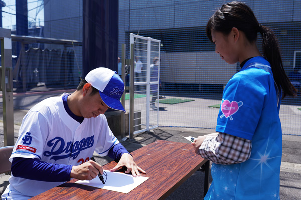 選手サイン会 松葉投手