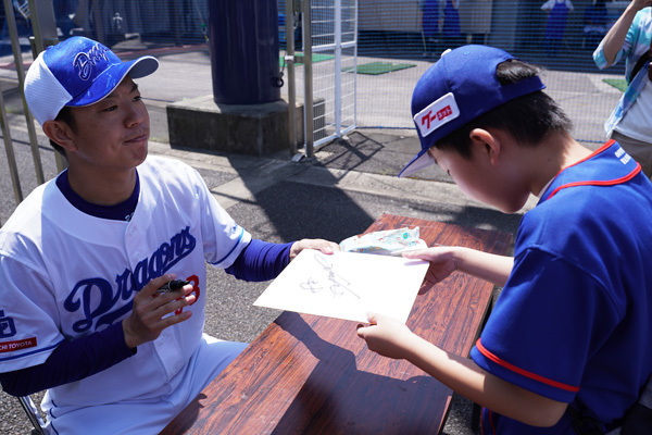 選手サイン会 松葉投手