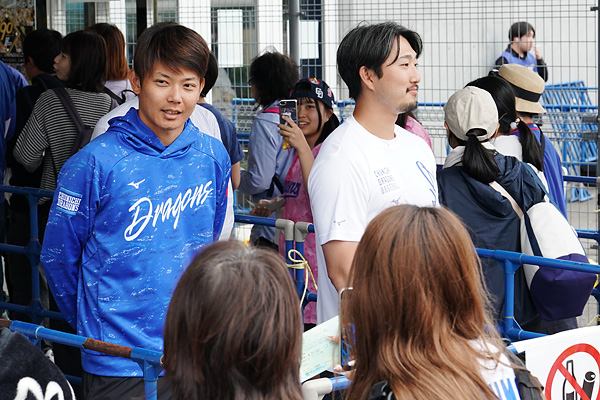 お出迎えする(左から)岡田投手・藤嶋投手