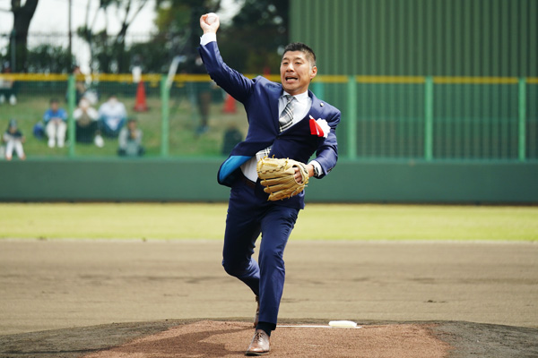 森智広市長による始球式