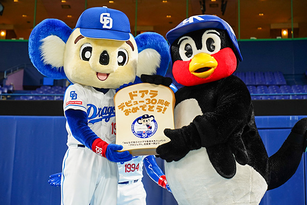 ドアラ&つば九郎30周年スペシャル筆談トークショーの様子