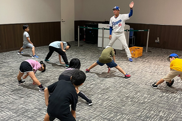 捕球姿勢について教える丸山泰資コーチ