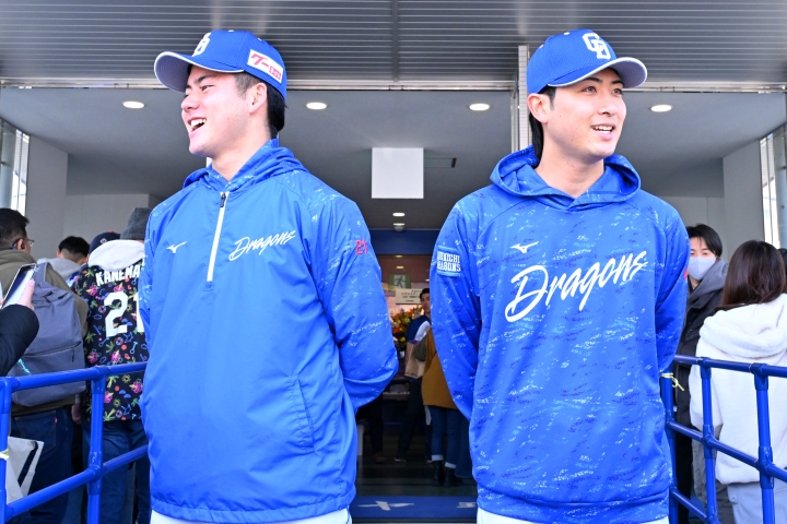 新人選手&チアドラゴンズがお出迎えの様子