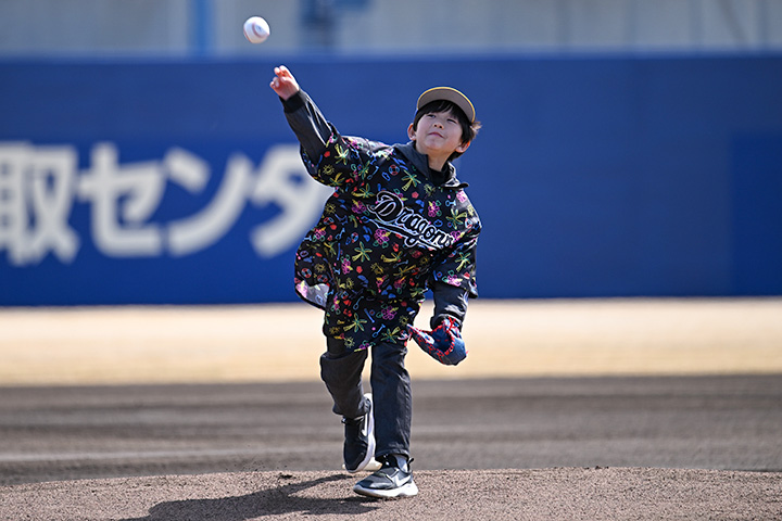 スカウト始球式の様子