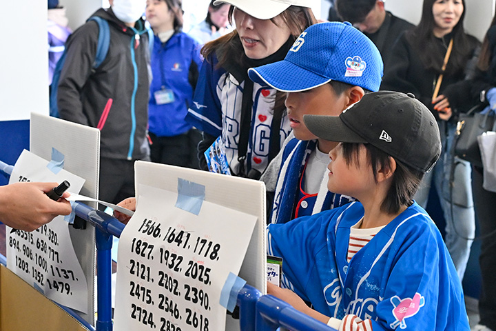 選手サイン入りグッズ抽選プレゼント