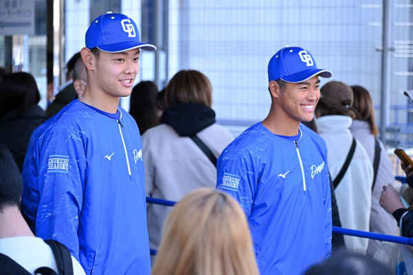 有馬惠叶投手・井上剣也投手によるお出迎え