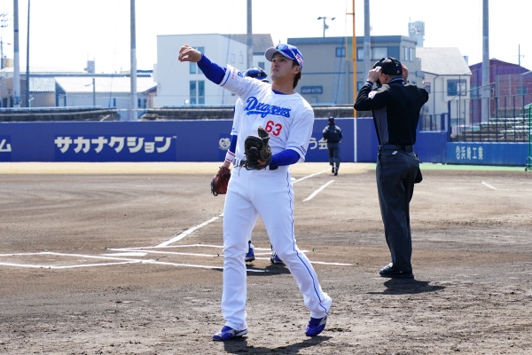 選手サインボール投げ入れ