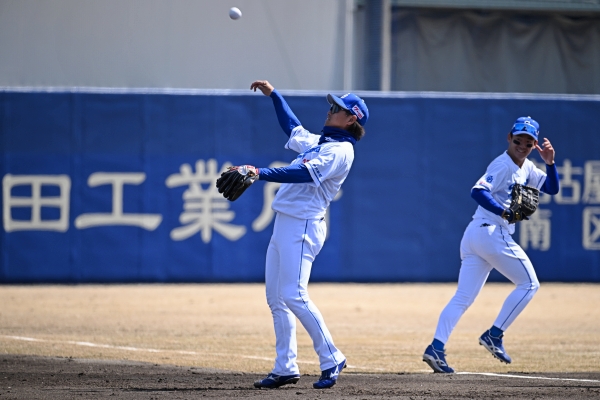 選手サインボール投げ入れ