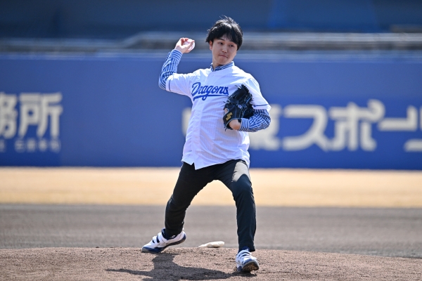 光山雄一朗さん始球式