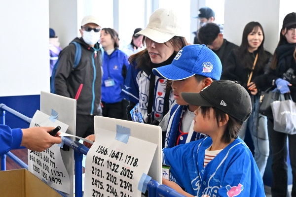抽選でサイン入りグッズプレゼント