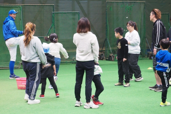 参加者に投球フォームの指導をする風景