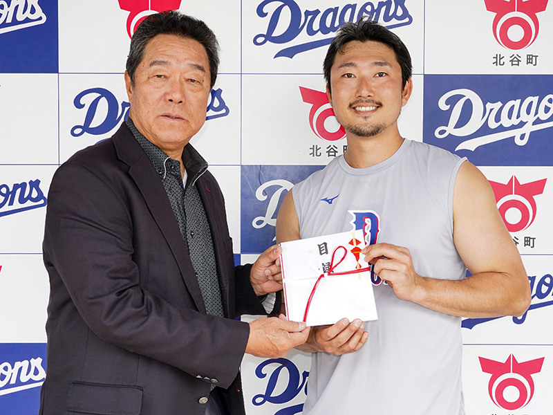 小松辰雄OB会 会長が陣中見舞い