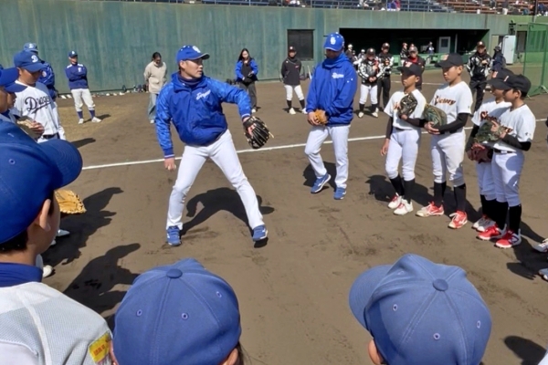 投球指導をする丸山さん