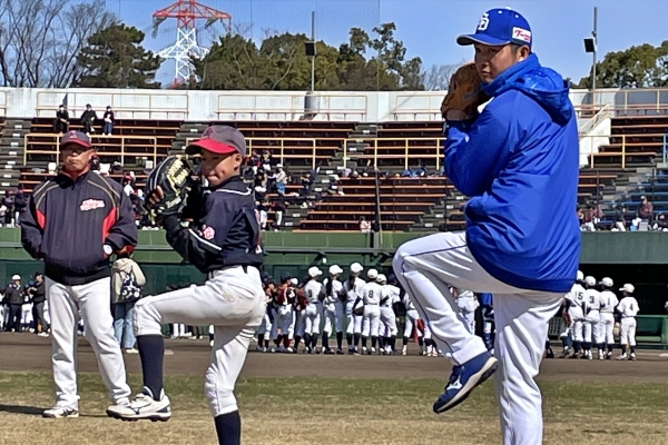参加者と一緒にキャッチボールをする溝脇さん