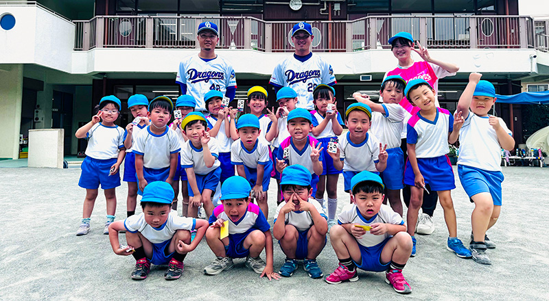園児たちと記念写真1