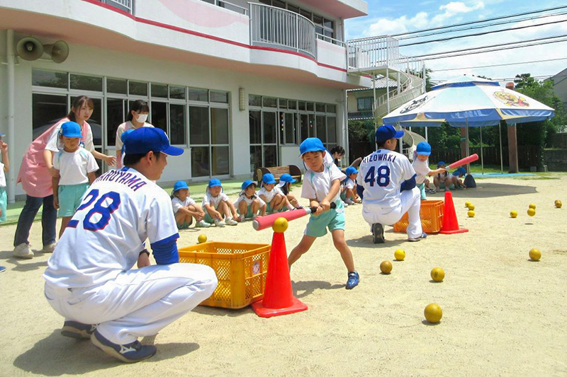 選手目線でバッティングを見守る丸山ジュニアコーチ・溝脇ジュニアコーチ