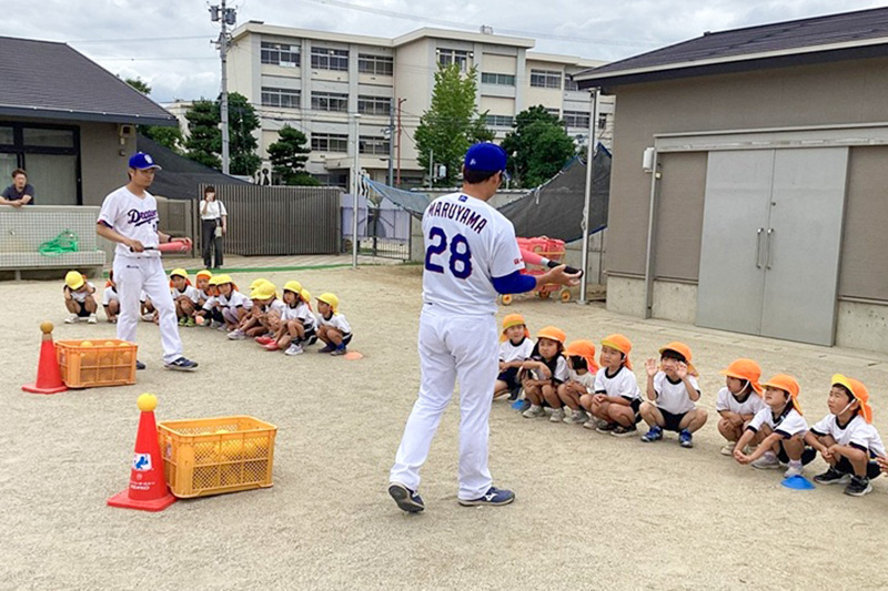 真剣なまなざしで話を聞く園児達