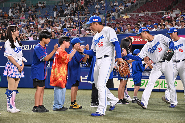 試合前スタメンハイタッチ