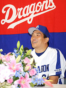 会見に臨む山本昌