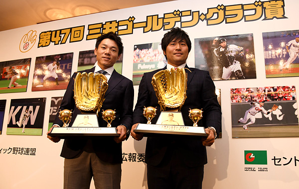 ゴールデングラブ賞のトロフィーを手にする大島選手と平田選手