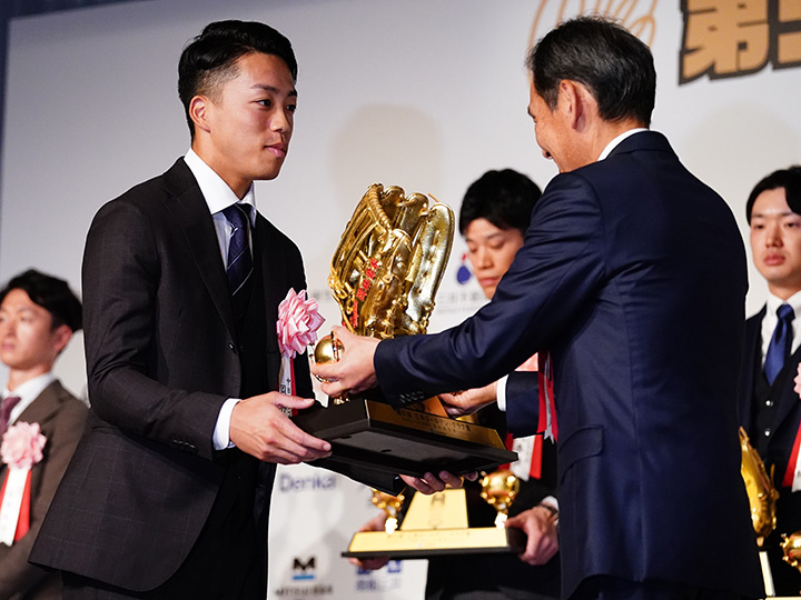第51回三井ゴールデン・グラブ賞のセントラル・リーグ外野手部門で受賞した岡林勇希選手