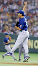 巨人-中日20回戦。ノーヒットノーランを達成し、ジャンプして喜ぶ川上憲伸(8月1日、東京ドーム)